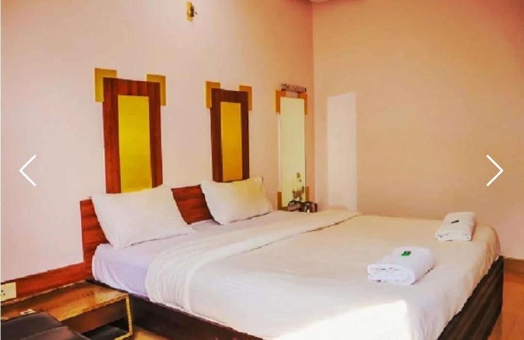 Hotel Laxmi Residency Lonavala Kültér fotó