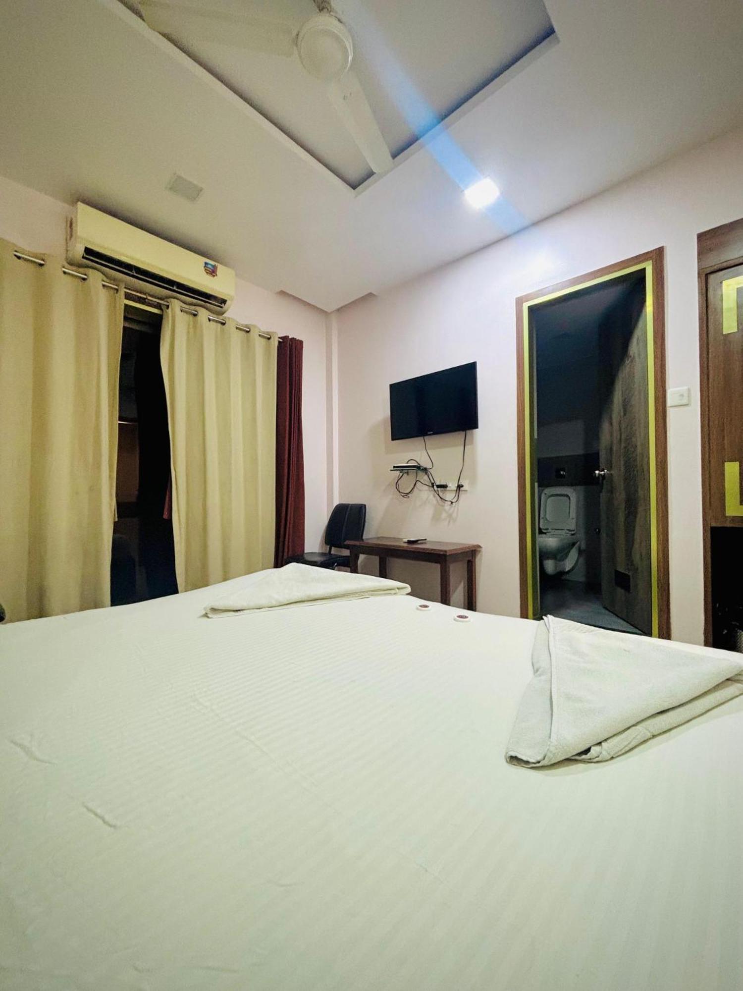 Hotel Laxmi Residency Lonavala Kültér fotó