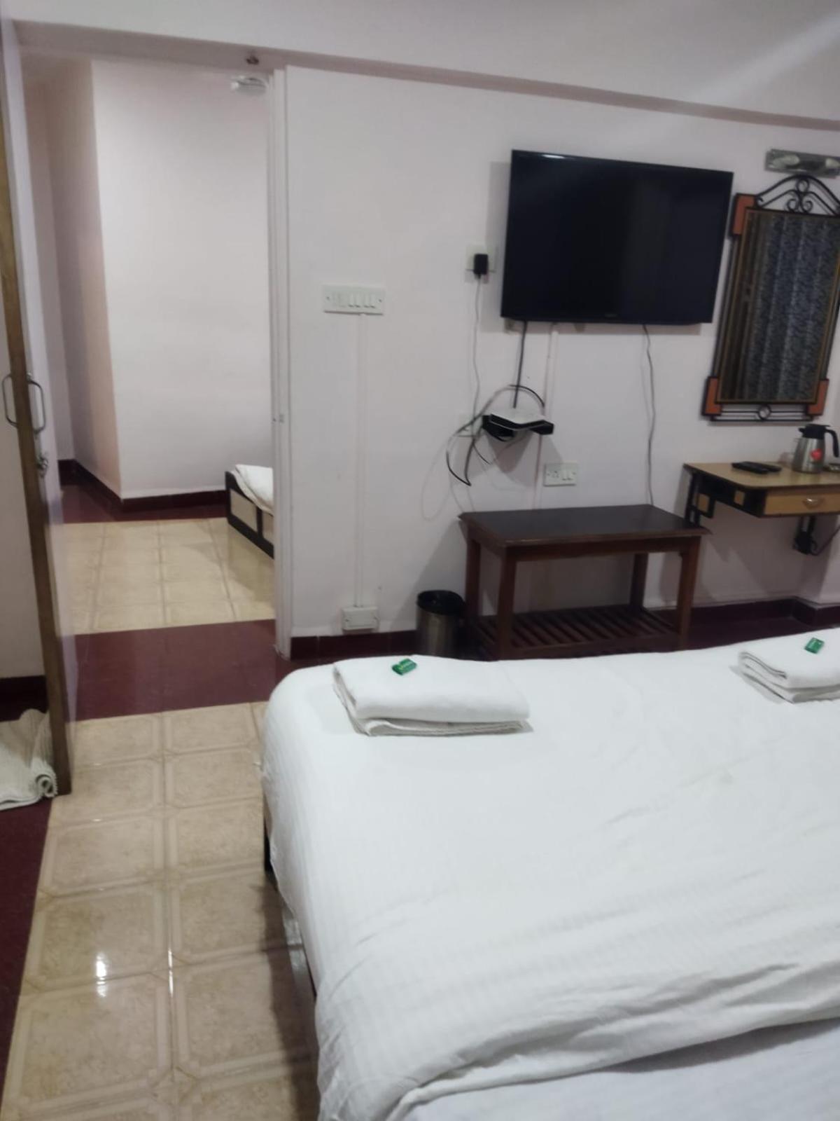 Hotel Laxmi Residency Lonavala Kültér fotó