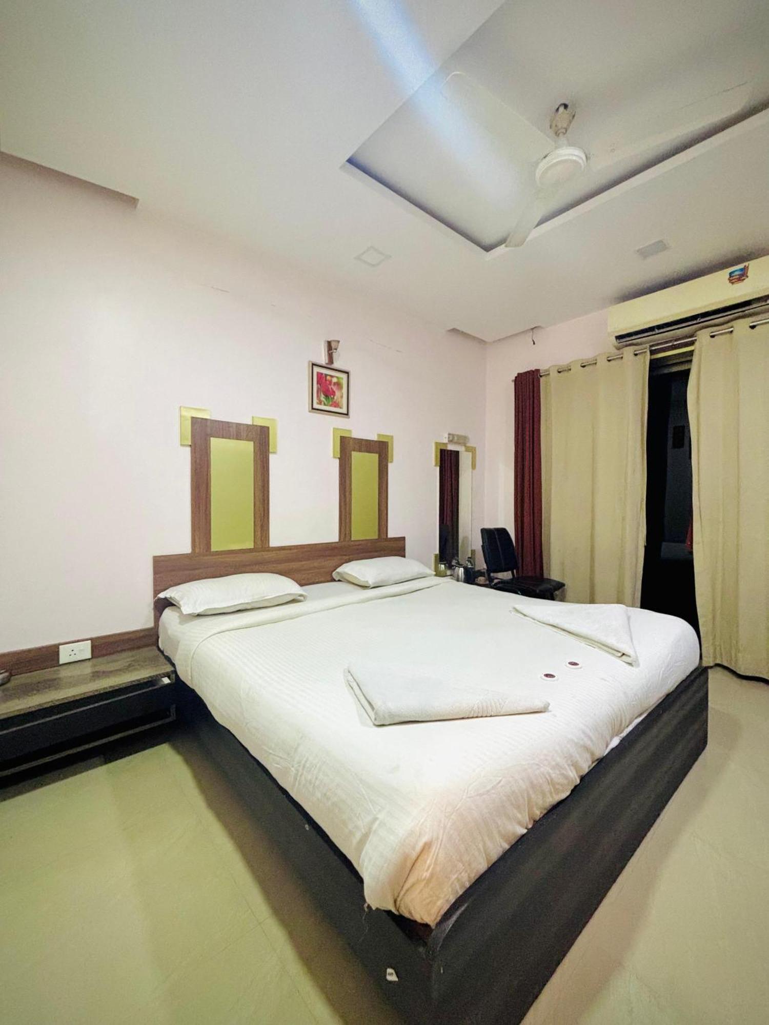 Hotel Laxmi Residency Lonavala Kültér fotó