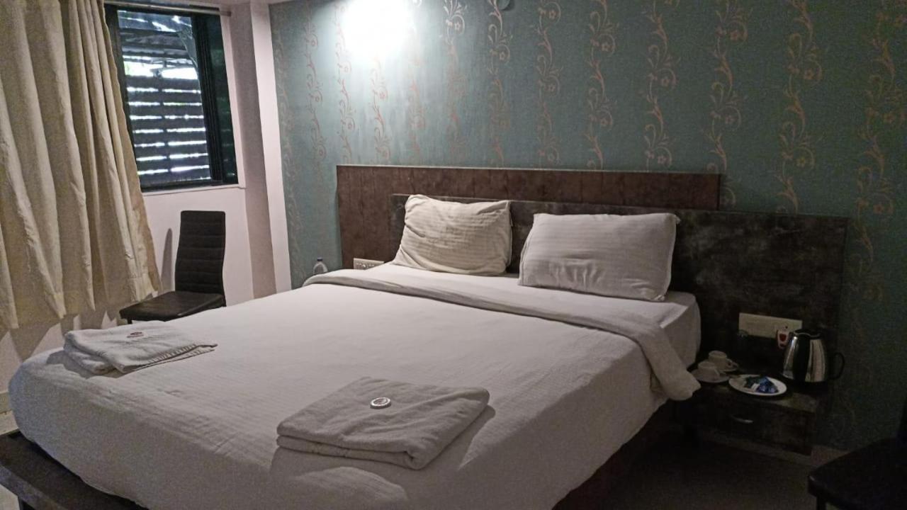 Hotel Laxmi Residency Lonavala Kültér fotó